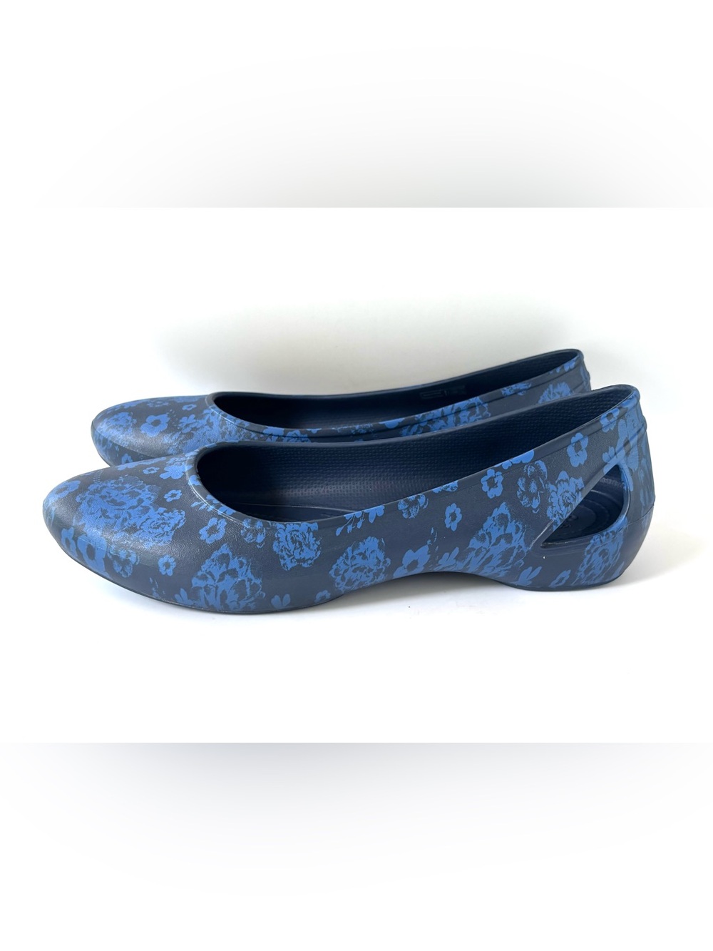 CROCS Women’s Sienna Blue and Black Floral Slip On Flats Size 10 EUC